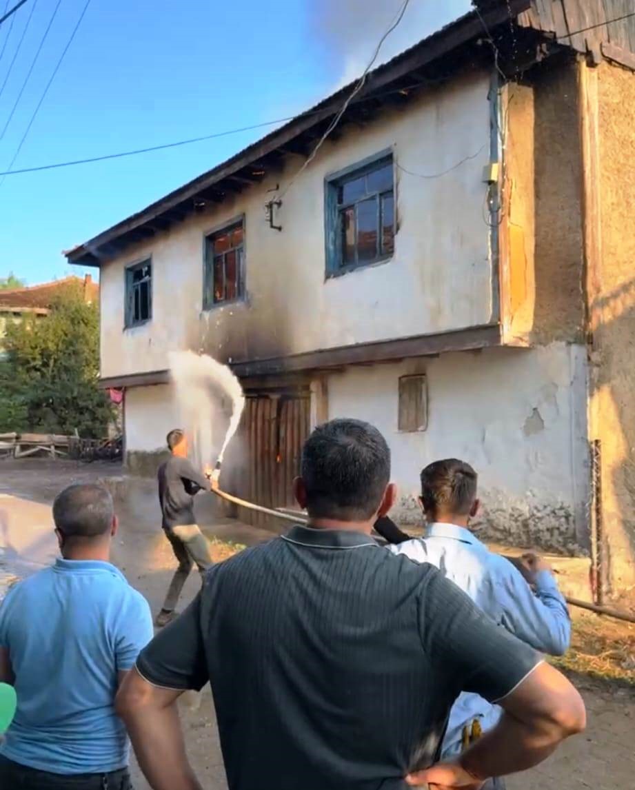 Ahşap evde &ccedil;ıkan yangın paniğe sebep oldu
