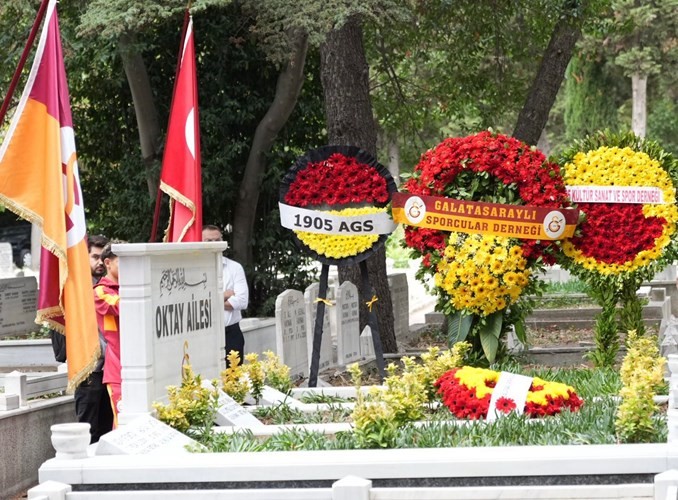 Metin Oktay, kabri başında dualarla anıldı
