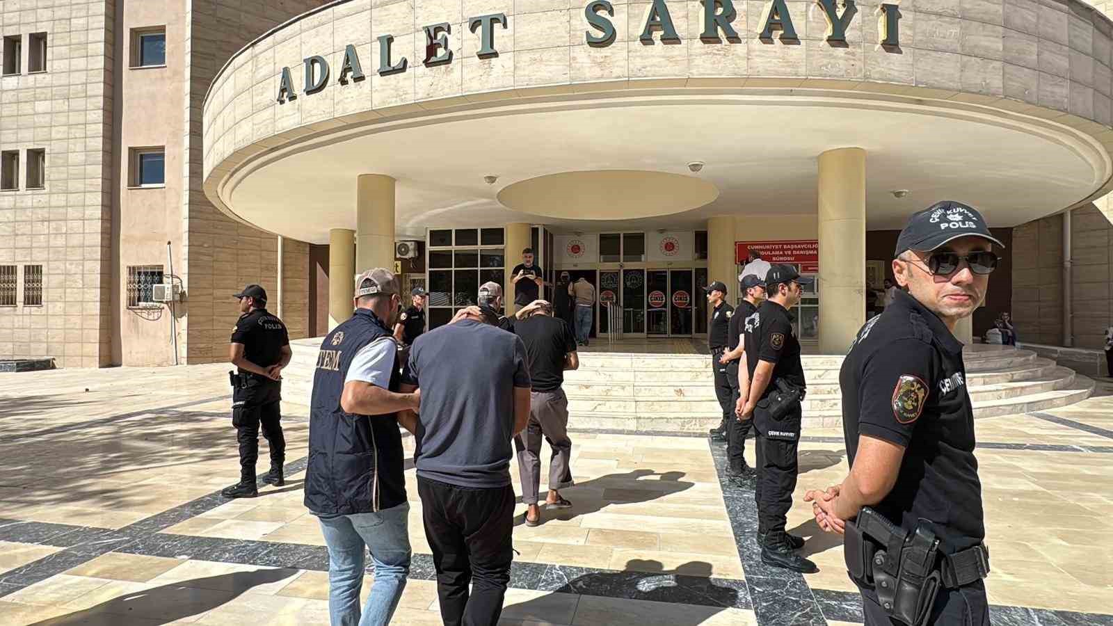Şanlıurfa’da DEAŞ operasyonundan gözaltına alınan 14 şüpheli adliyede
