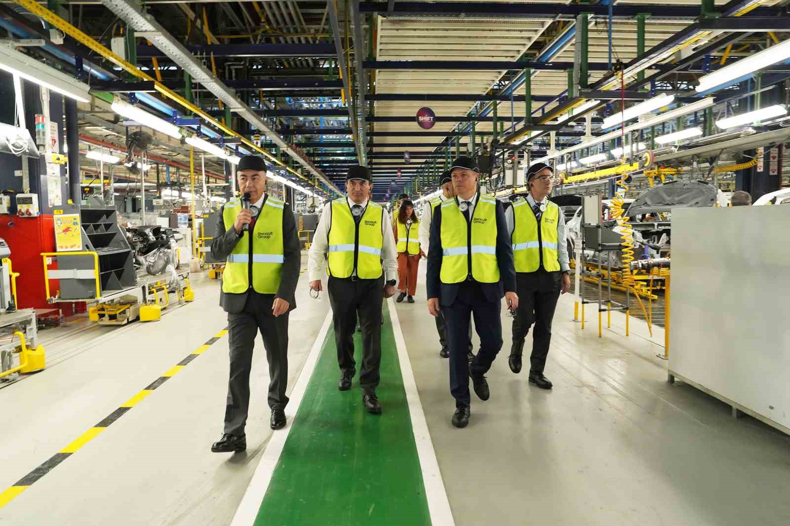 OYAK Genel Müdürü Murat Yalçıntaş, Renault&rsquo;nun Bursa üssünde üretim hattını inceledi