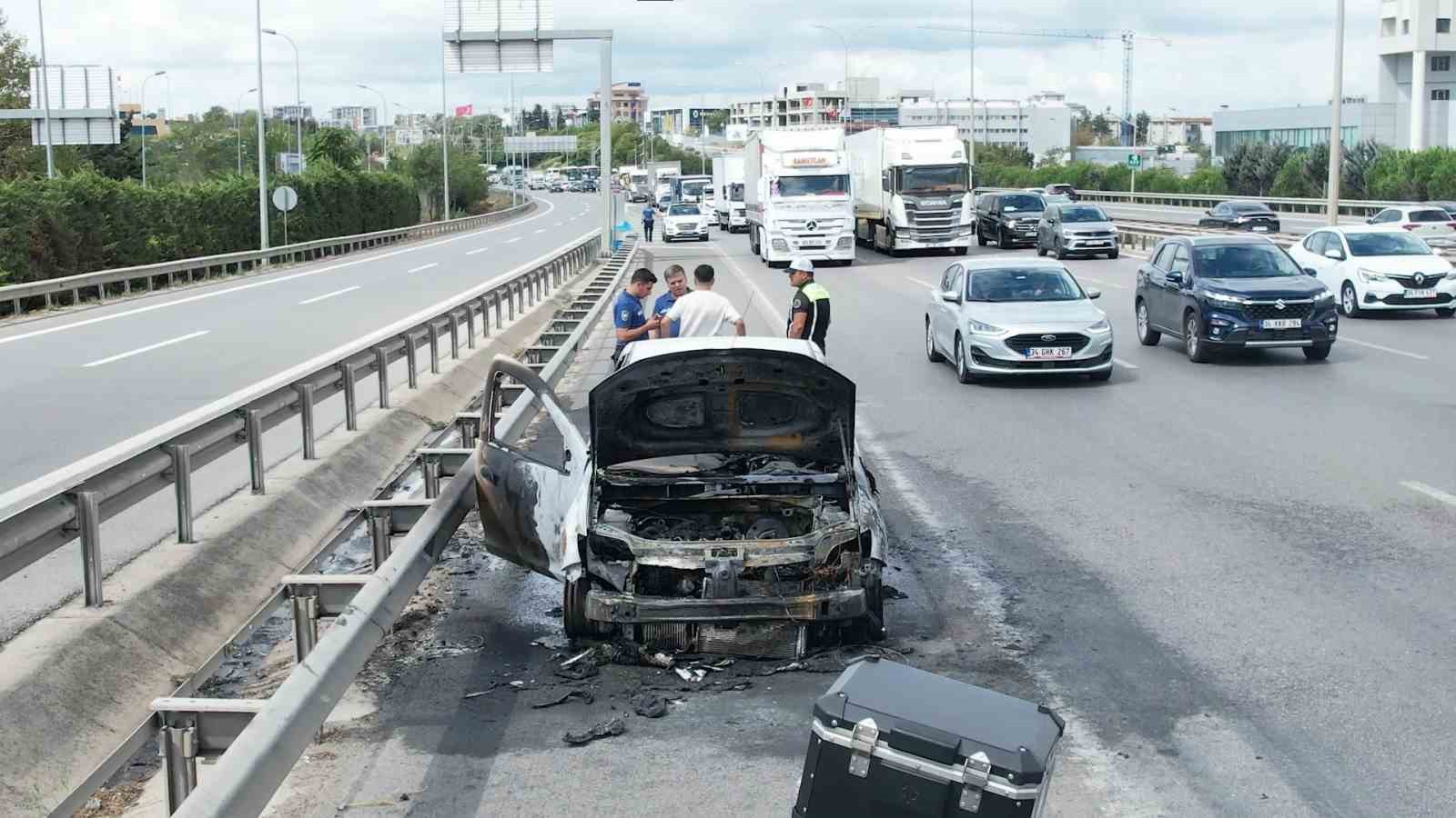 Seyir halindeki otomobil yandı, trafik kilitlendi

