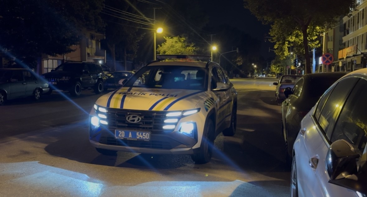 Park halindeki 2 araca &ccedil;arpan otomobil s&uuml;r&uuml;c&uuml;s&uuml; olay yerinden ka&ccedil;tı
