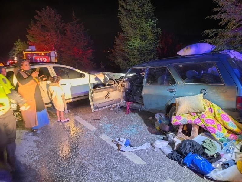 Karabük’te otomobiller çarpıştı: 2’si çocuk 6 yaralı