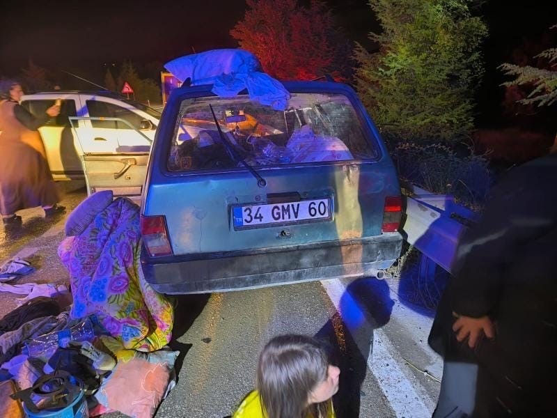 Karab&uuml;k&rsquo;te otomobiller &ccedil;arpıştı: 2&rsquo;si &ccedil;ocuk 6 yaralı
