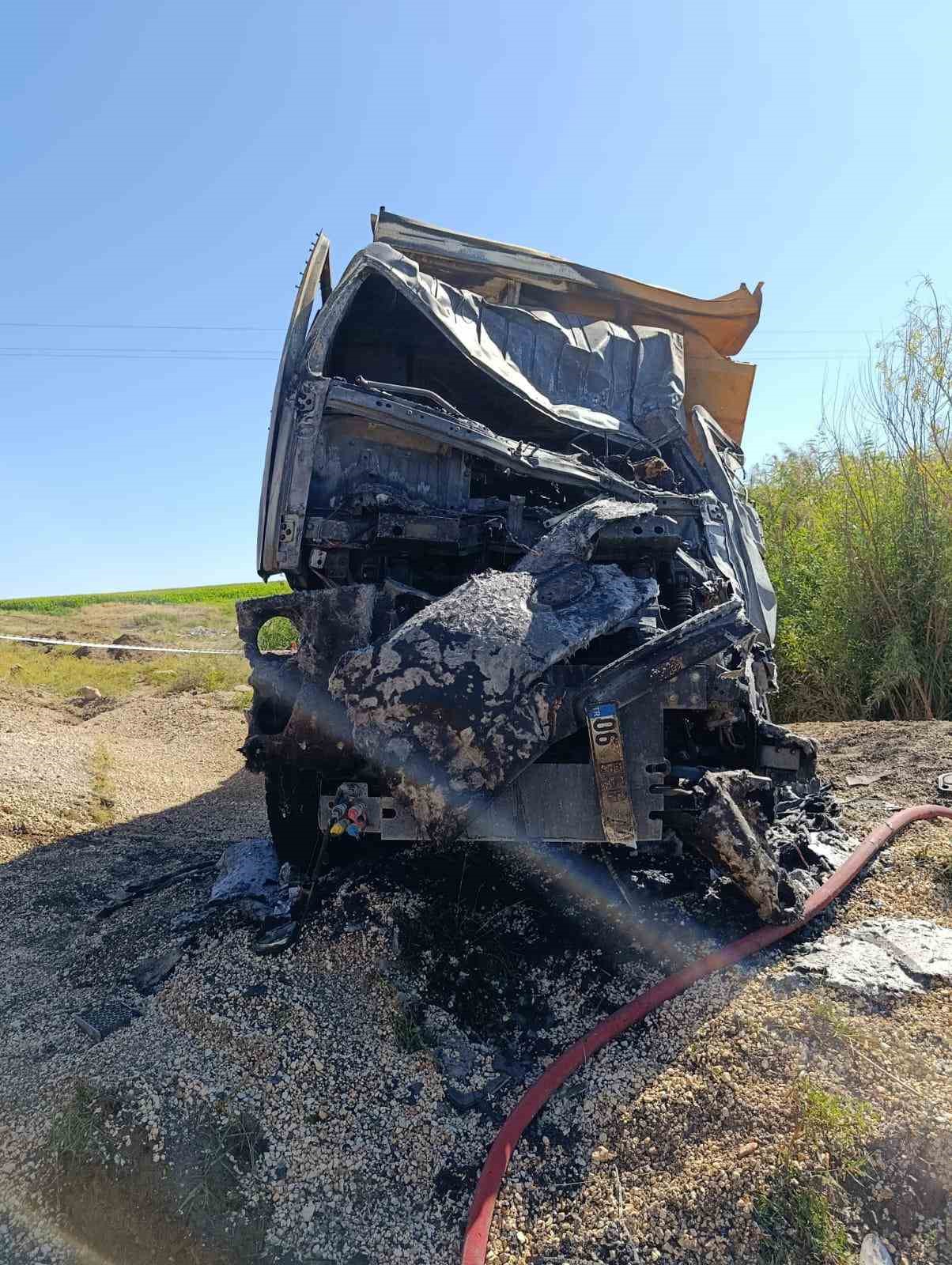 Takla atan kamyonun s&uuml;r&uuml;c&uuml;s&uuml; yanarak hayatını kaybetti
