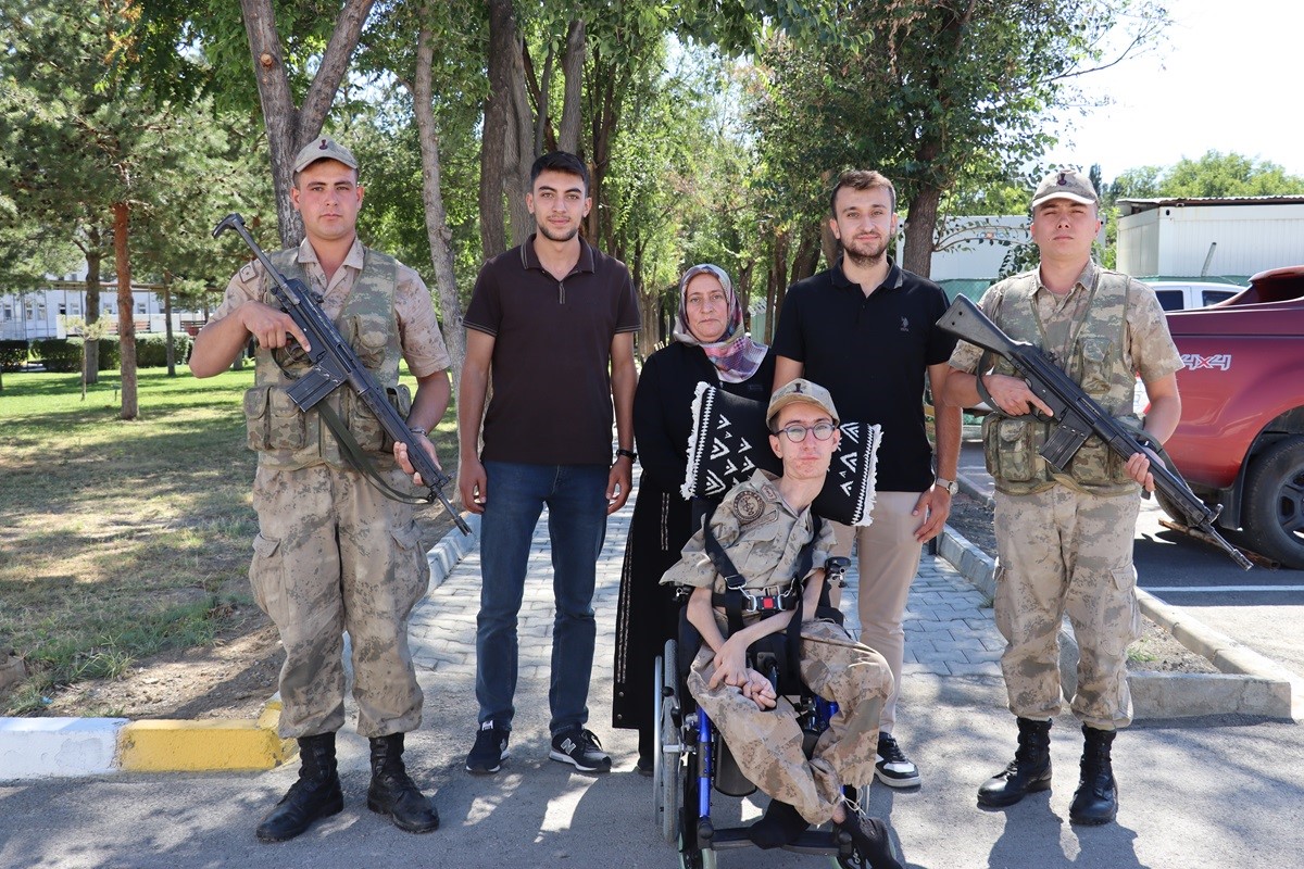 Yeni&ccedil;eri&rsquo;nin &uuml;niforma hayali ger&ccedil;ek oldu
