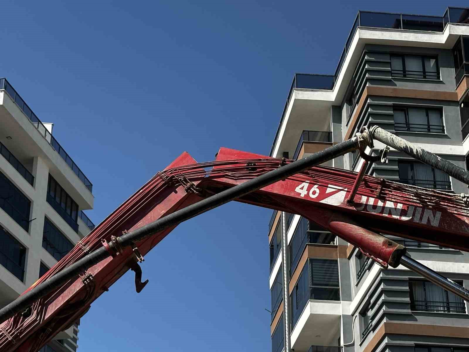 Kırılan beton pampası kolu 2 iş&ccedil;iyi yaraladı
