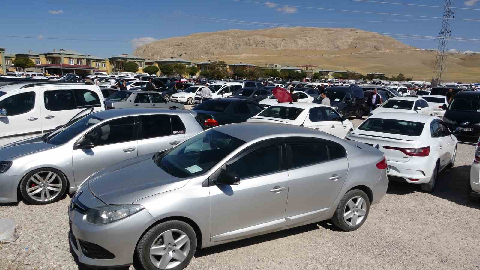 Van açık oto pazarı havaların serinlemesiyle hareketlendi