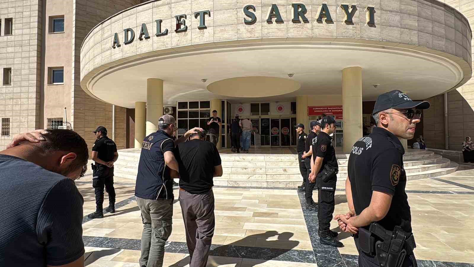 Şanlıurfa’da DEAŞ operasyonundan gözaltına alınan 14 şüpheli adliyede