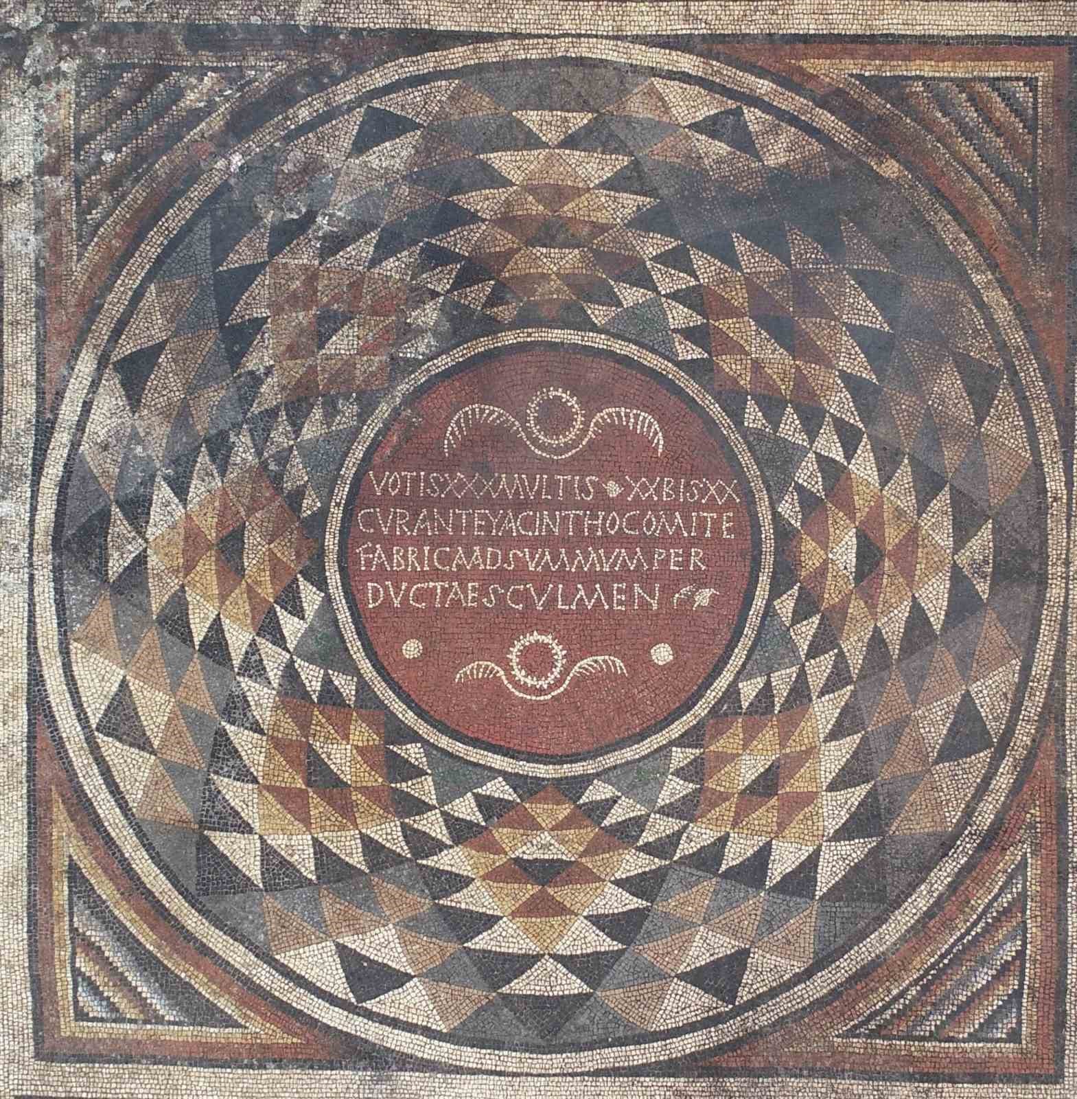 Bin 700 yıl &ouml;nce yapılmış 3 boyutlu mozaikler kendine hayran bırakıyor
