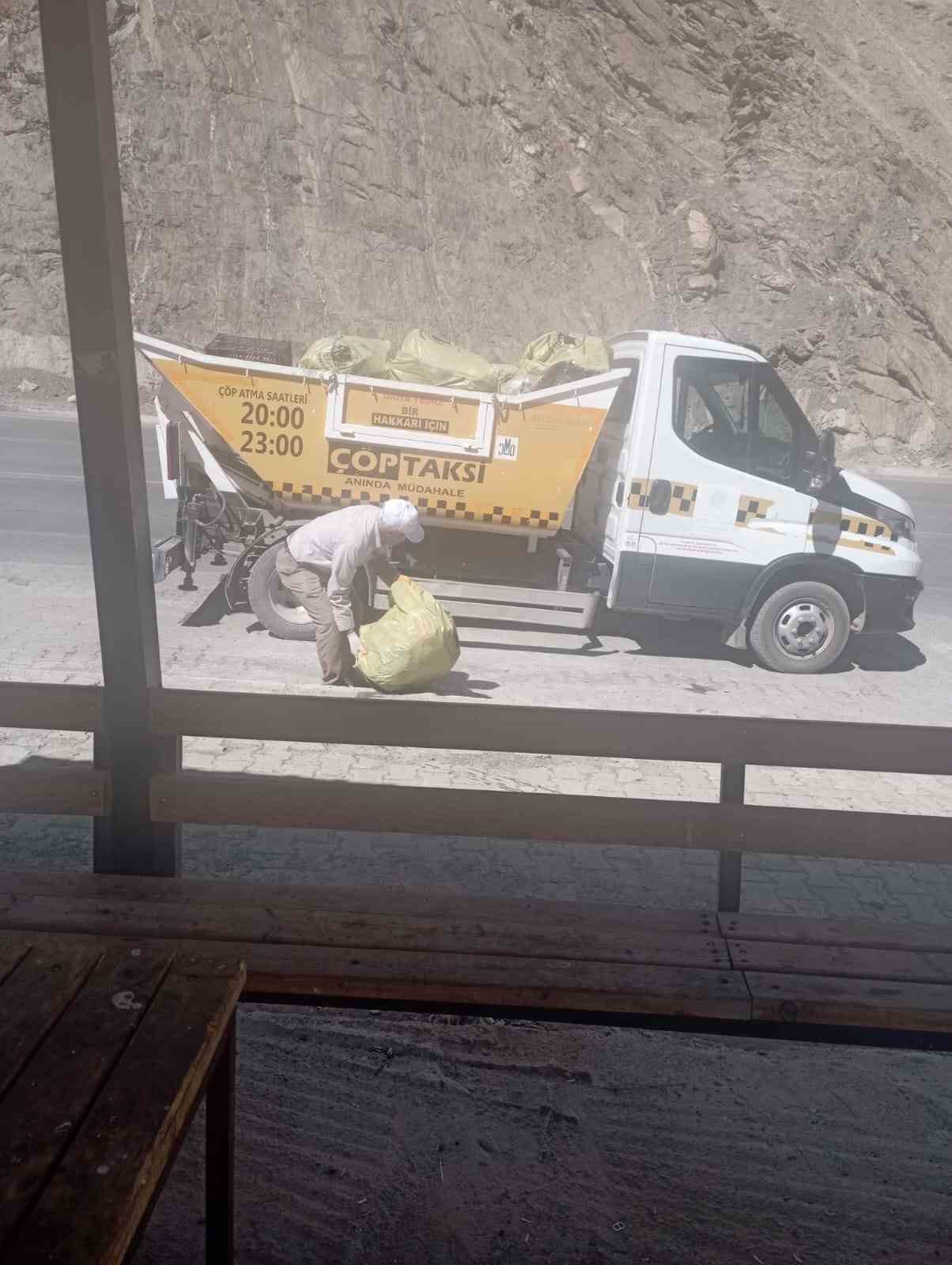 Hakkari-Van karayolunda temizlik &ccedil;alışması
