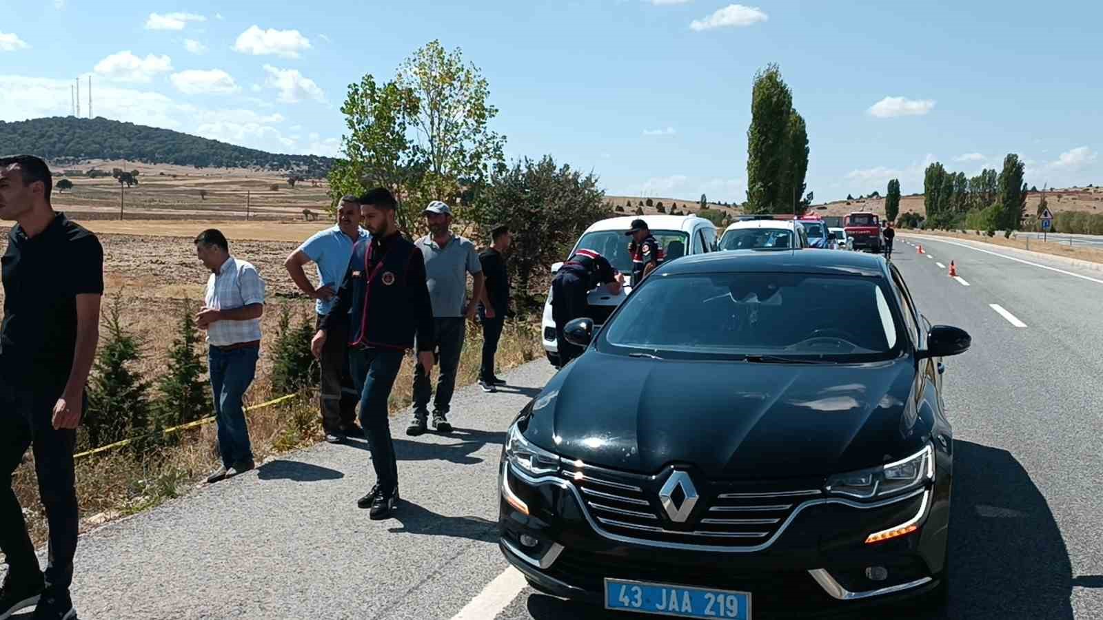 K&uuml;tahya&rsquo;da yol kontrol&uuml; yapan jandarma, takla atan otomobilin altında kaldı: 1 şehit
