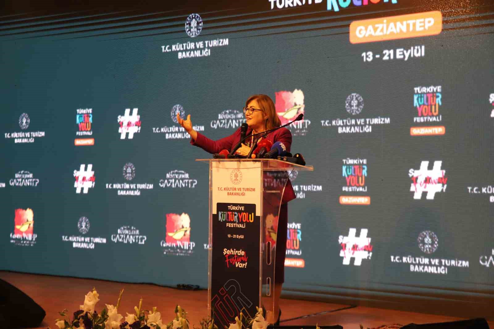 "GastroANTEP K&uuml;lt&uuml;r Yolu Festivali" renkli g&ouml;r&uuml;nt&uuml;lerle başladı
