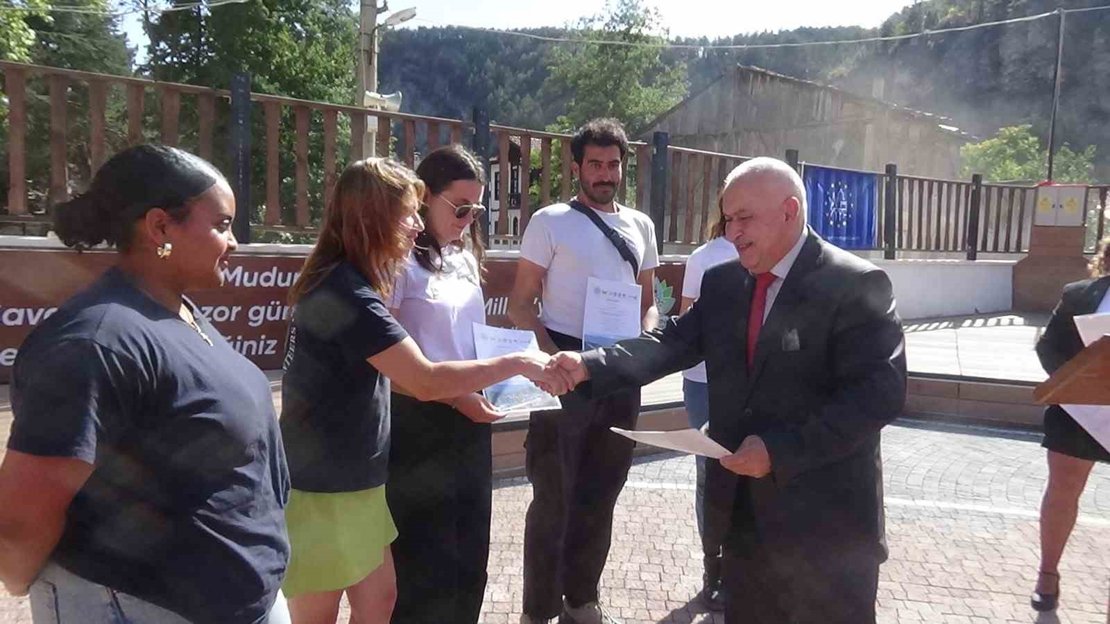 Avrupa Miras Gönüllüleri Mudurnu’da ilk projelerini tamamladı: Gönüllülere plaket verildi
