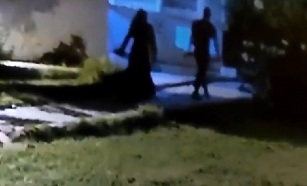 Eski eşi tarafından eşarbıyla boğularak öldürülen kadının son anları güvenlik kamerasına yansıdı