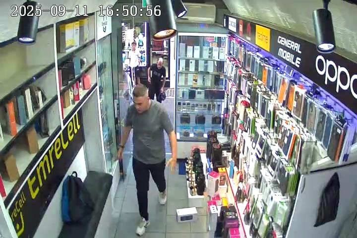 Maket bı&ccedil;ağıyla telefoncuya giren şahıs etkisiz hale getirildi
