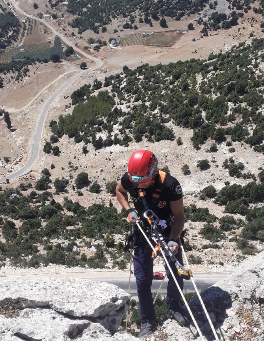 U&ccedil;urumda mahsur kalan ke&ccedil;i, itfaiye ekiplerince kurtarıldı
