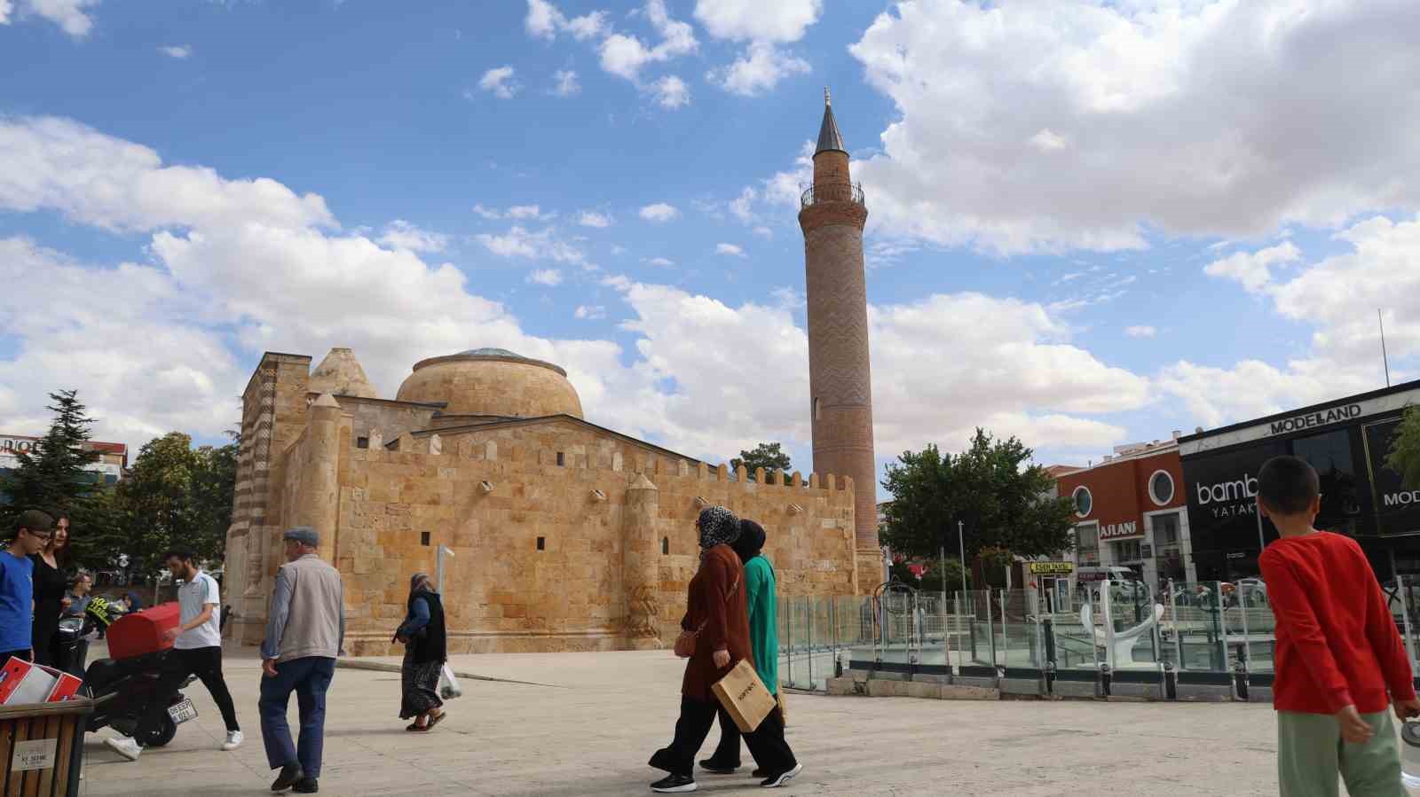 Şehrin ortasında 754 yıllık tarihi yapı dimdik ayakta duruyor