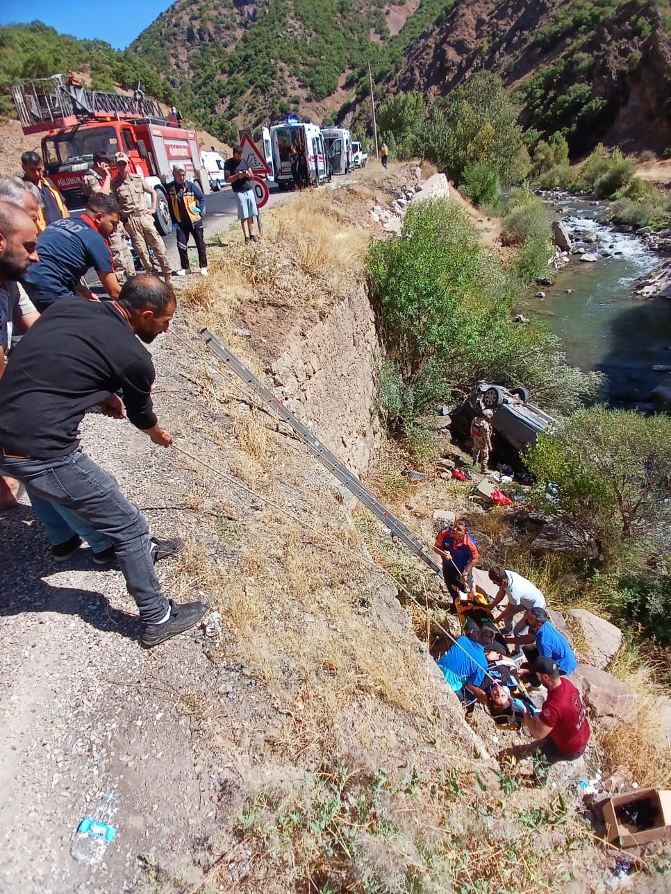 Tunceli’de araç uçuruma yuvarlandı: 3 yaralı