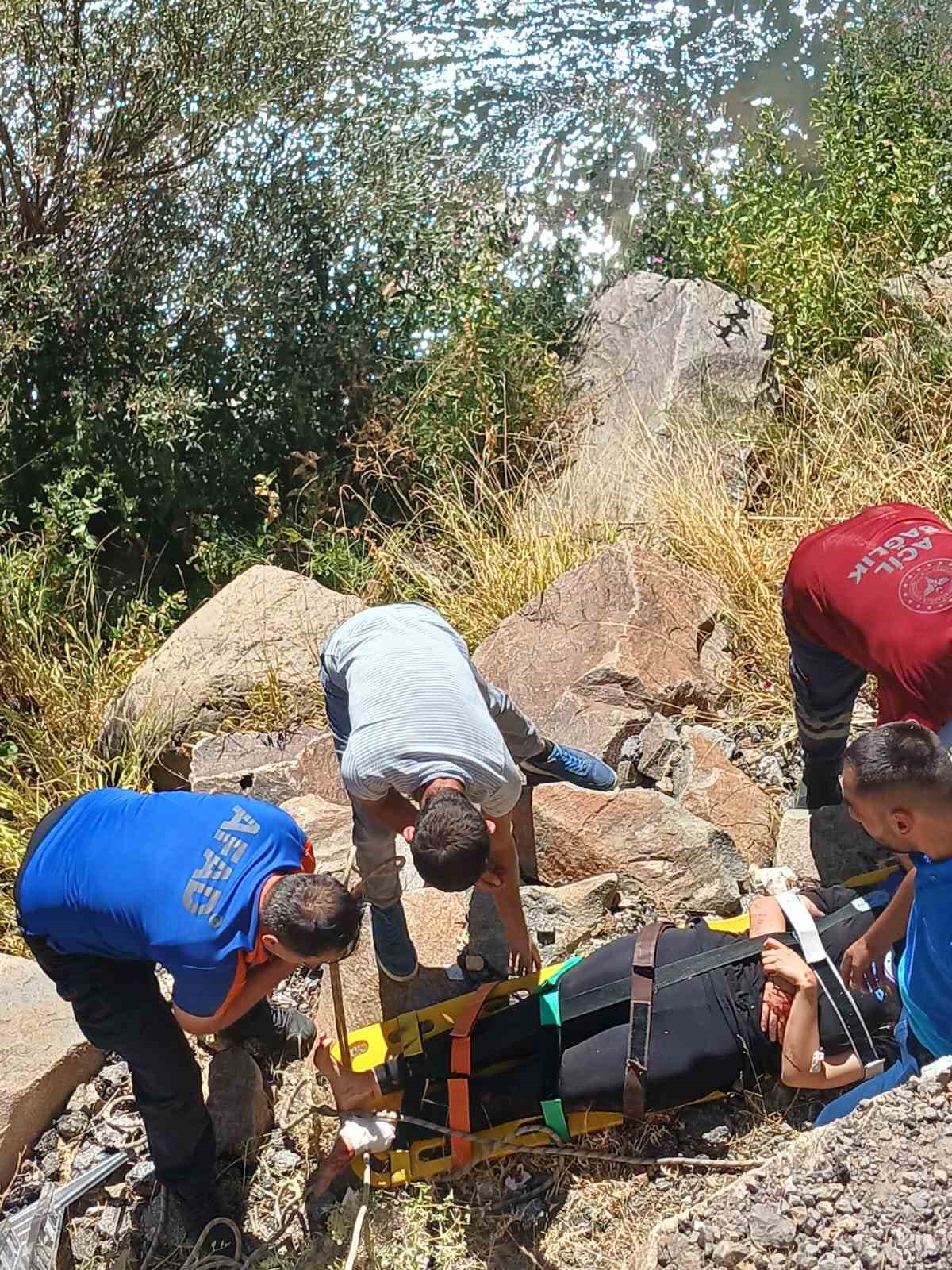 Tunceli&rsquo;de ara&ccedil; u&ccedil;uruma yuvarlandı: 3 yaralı
