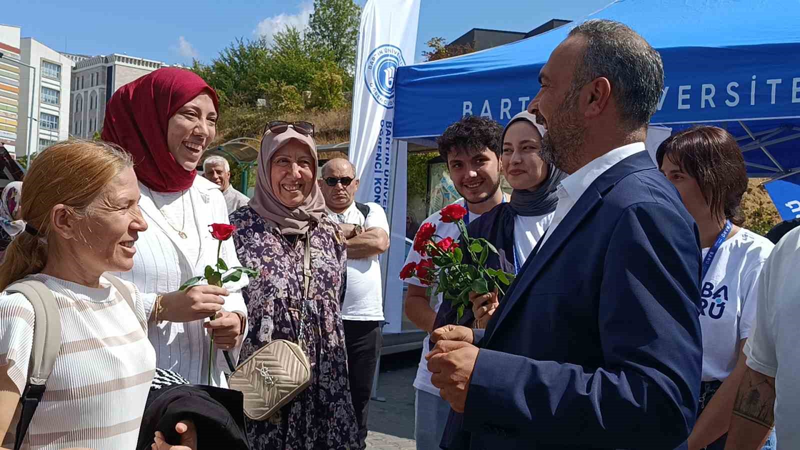 Yeni öğrencileri rektör karşıladı