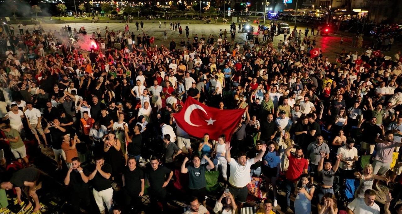 İzmir’de dev ekranlarda final heyecanı yaşanacak
