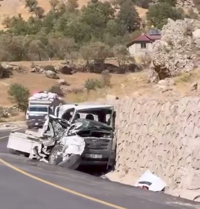 Freni boşalan park halindeki tır, park halindeki kamyoneti hurdaya &ccedil;evirdi
