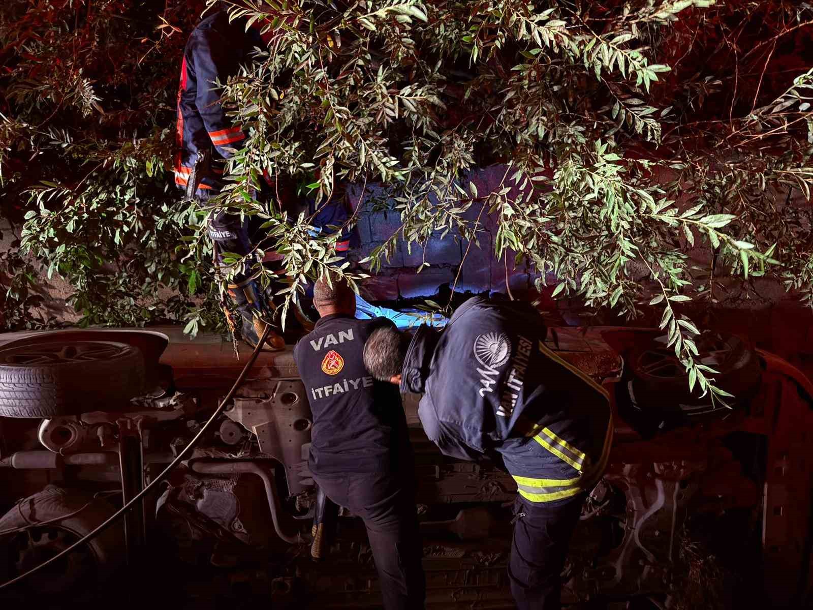 Van’da otomobil su kanalına düştü: 1 yaralı