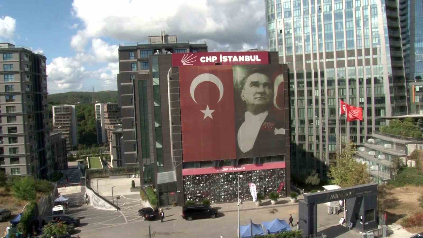 &Ouml;zg&uuml;r &Ouml;zel CHP&rsquo;nin Sarıyer&rsquo;de bulunan parti binasına geldi
