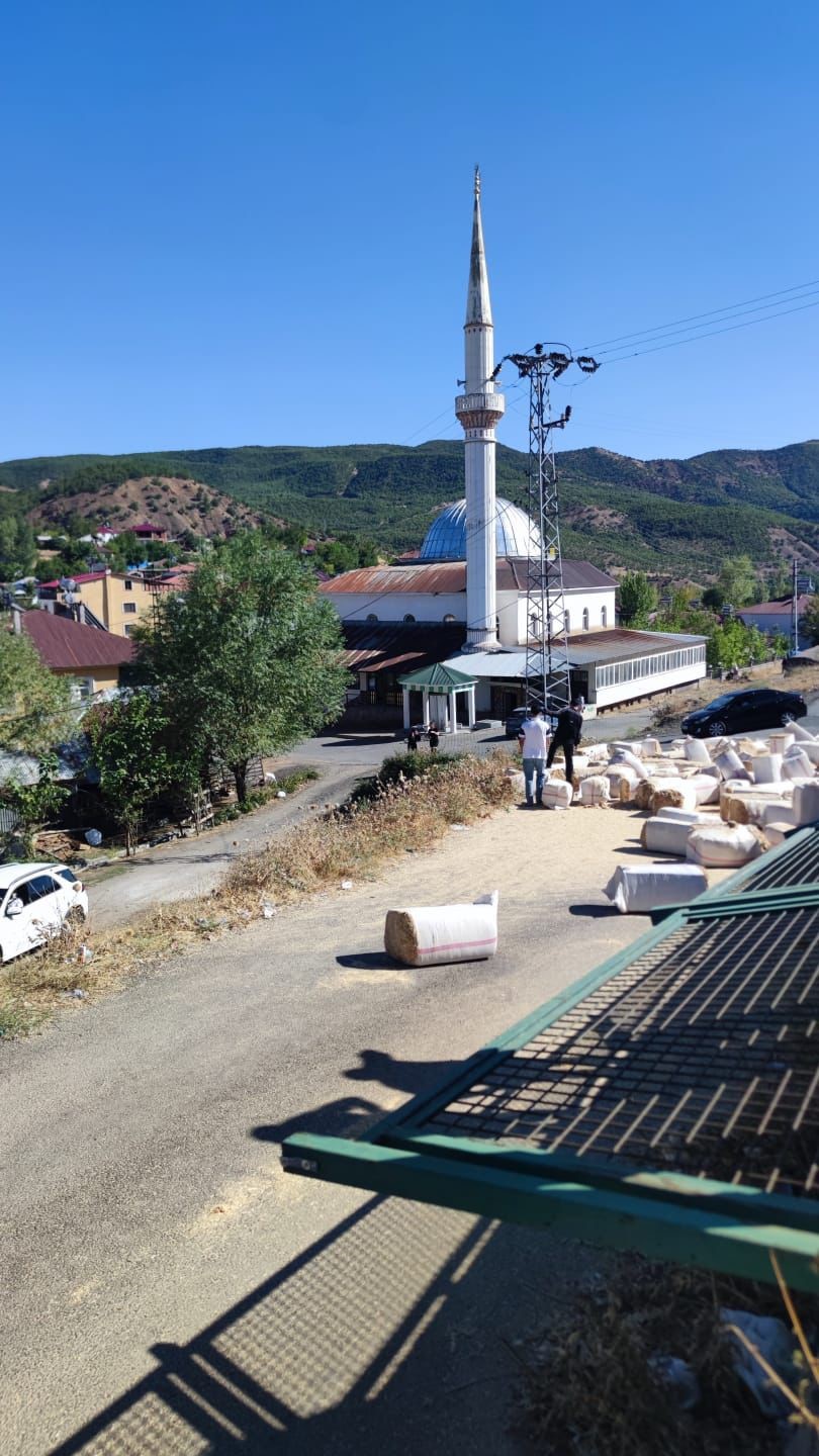 Bing&ouml;l&rsquo;de saman y&uuml;kl&uuml; kamyon devrildi, yol trafiğe kapandı
