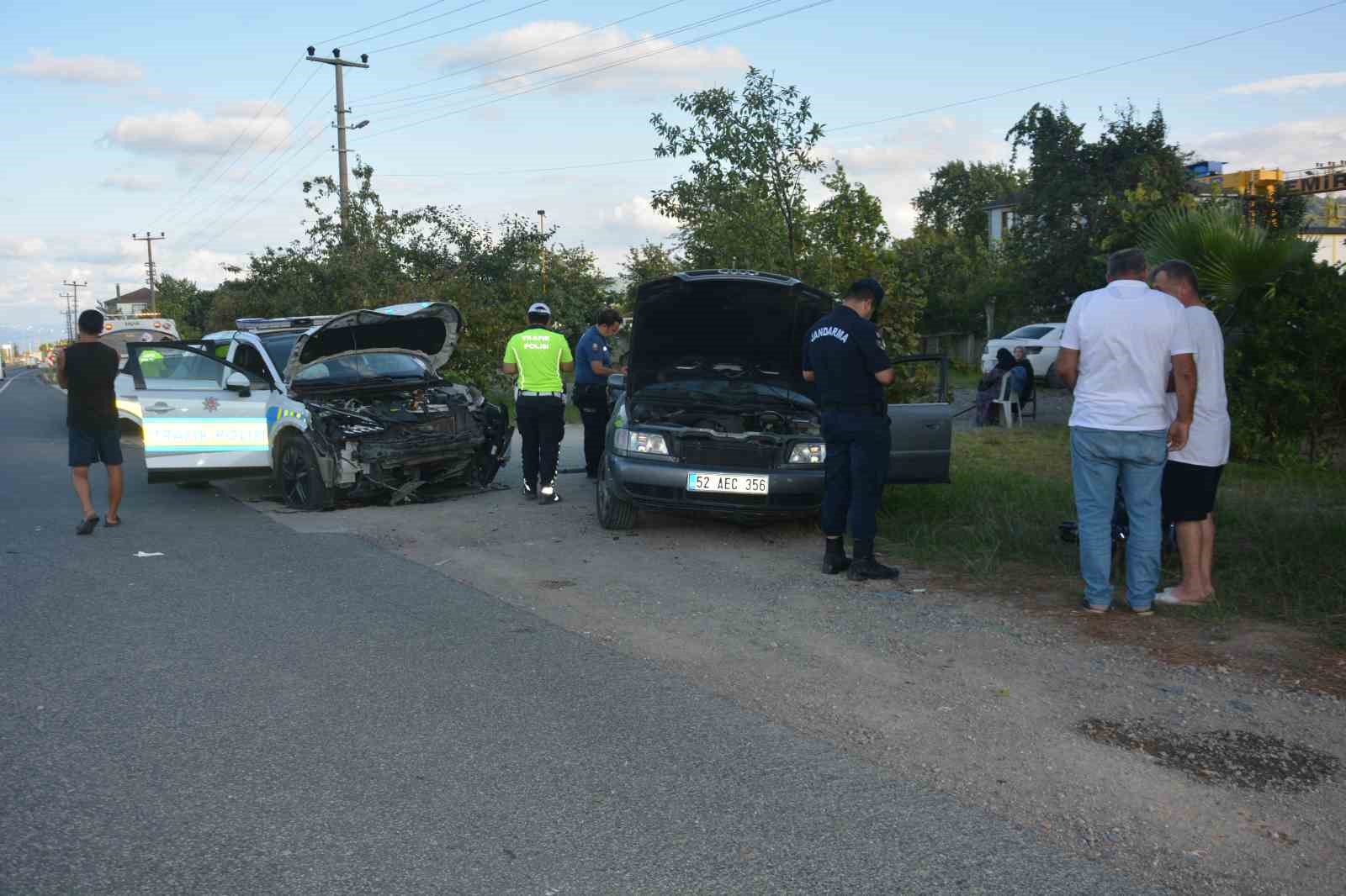Ordu’da kontrolden çıkan otomobil, polis otosuna çarptı: 2 yaralı