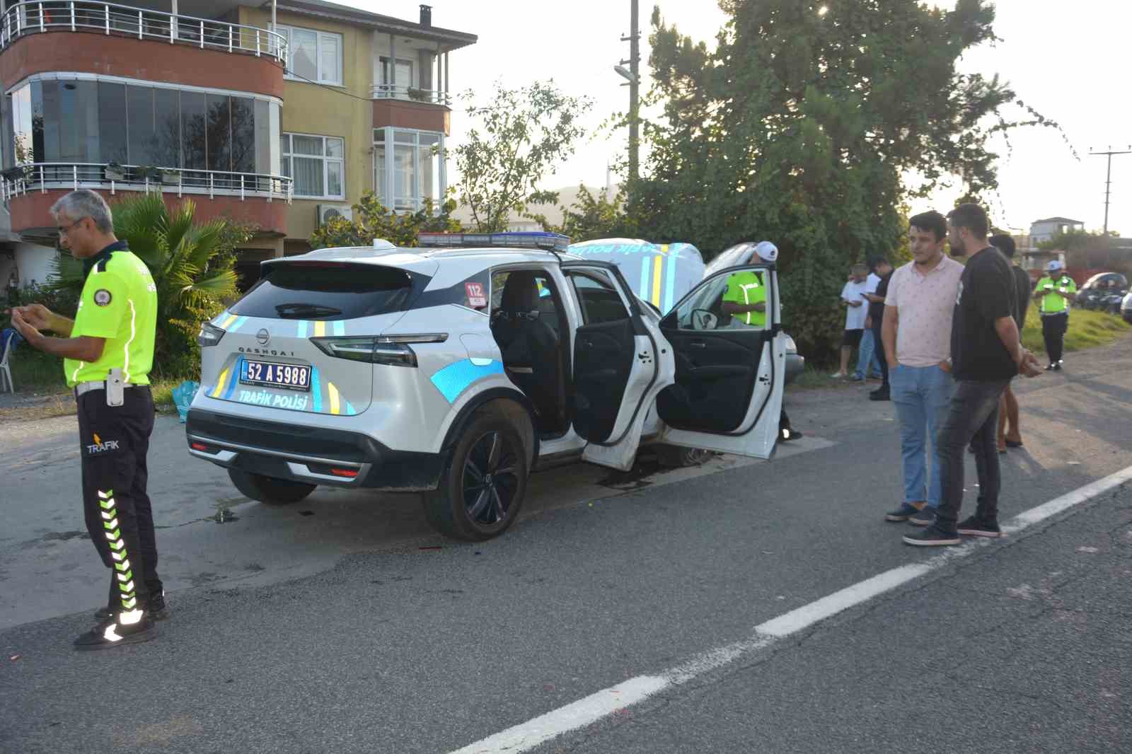 Ordu&rsquo;da kontrolden &ccedil;ıkan otomobil, polis otosuna &ccedil;arptı: 2 yaralı
