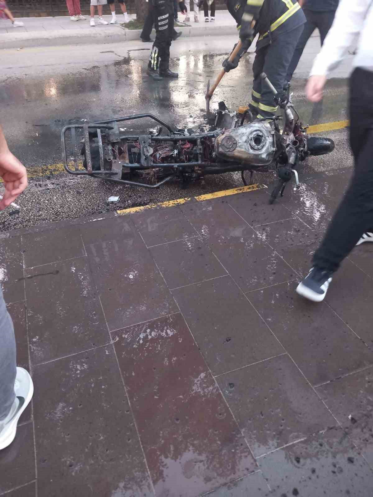 Kastamonu’da seyir halindeki motosiklet alev alev yandı