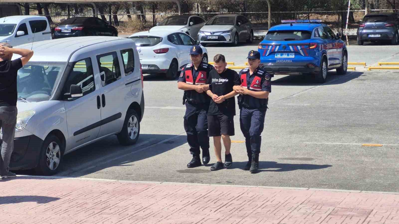 Göçmenlerle birlikte kıskıvrak yakalandı