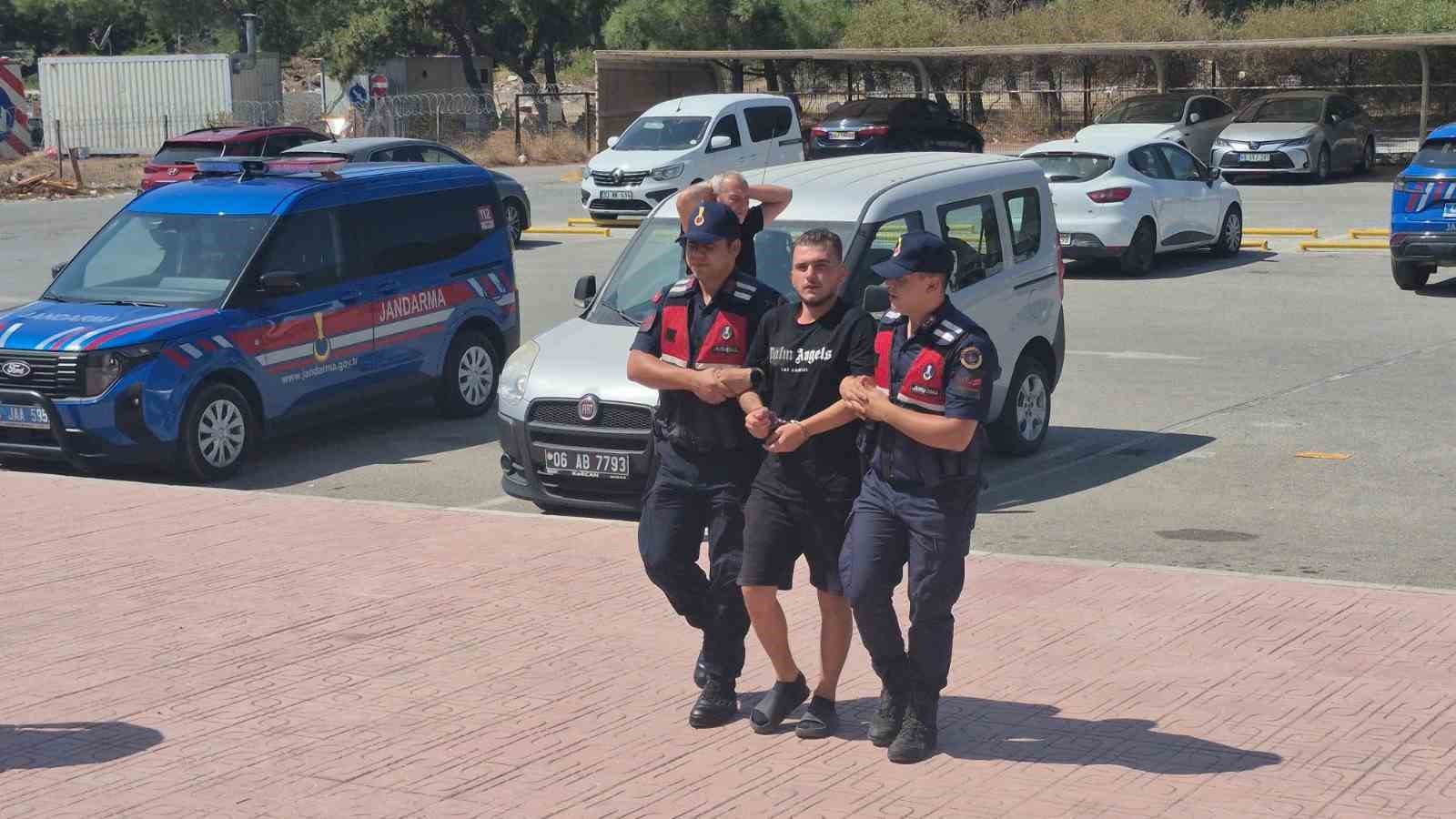 Göçmenlerle birlikte kıskıvrak yakalandı
