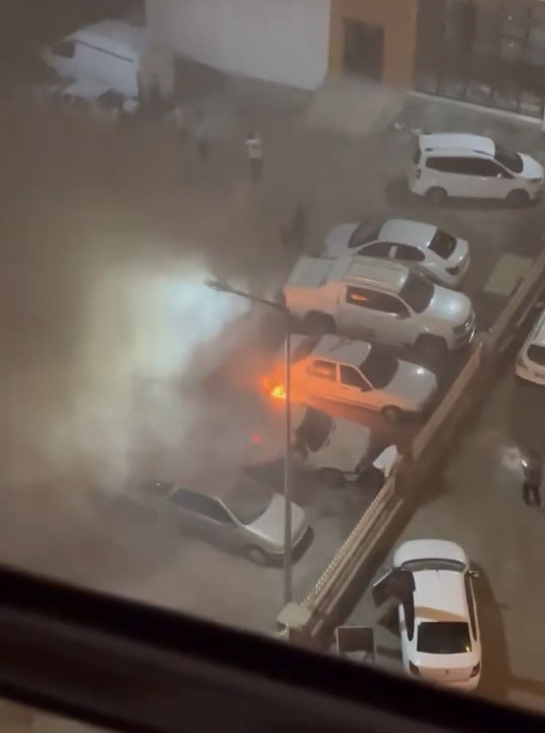 Siverek’te park halindeki otomobil yandı, mahallede panik yaşandı