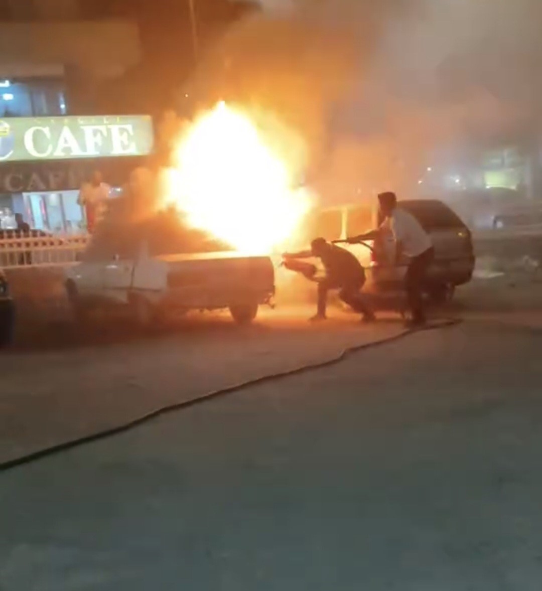 Siverek’te park halindeki otomobil yandı, mahallede panik yaşandı