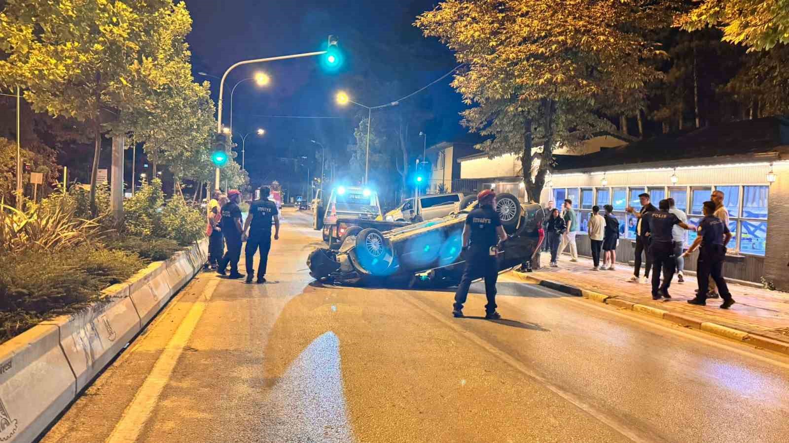 Orta refüje çarpan otomobil takla attı: 1 yaralı