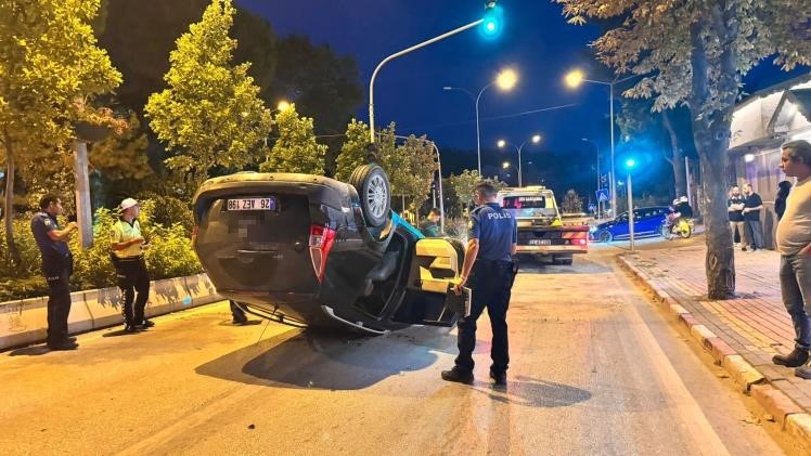 Orta refüje çarpan otomobil takla attı: 1 yaralı