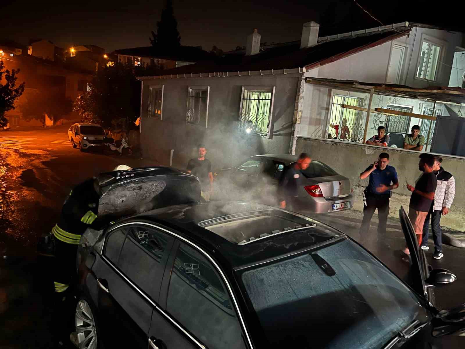 Tekirdağ&rsquo;da otomobil gece yarısı alev aldı
