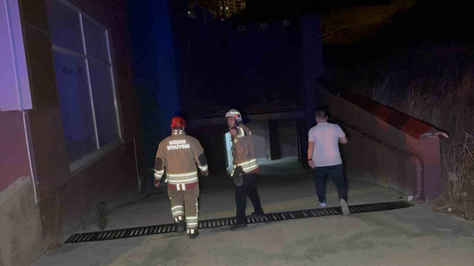 Genç kız çatıya çıktı, kurtarmak isteyenlerle birlikte mahsur kaldı
