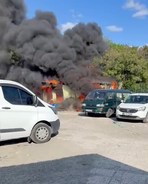 Tüp bomba gibi patladı, çay ocağı alevlere teslim oldu
