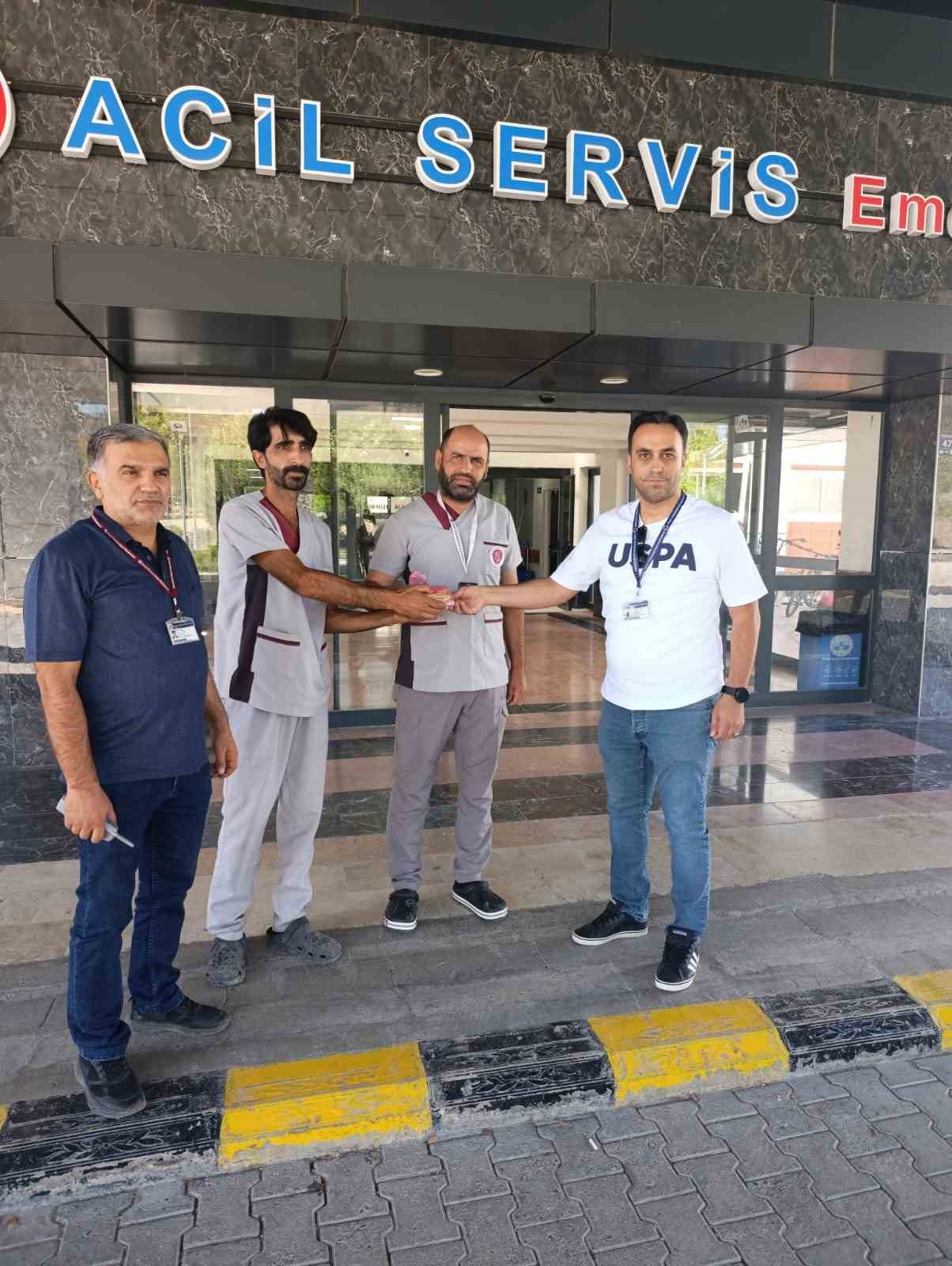 Temizlik personeli bulduğu poşet dolusu parayı polise teslim etti
