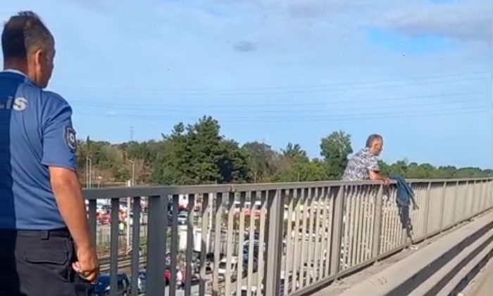 Viyadük üzerinde intihara kalkışan şahsı polis ikna etti
