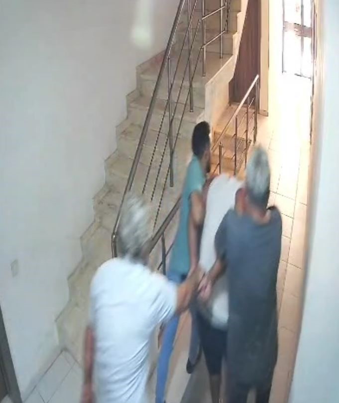 Kuşadası&rsquo;nda 55 yıl hapis cezası bulunan dolandırıcı kıskıvrak yakalandı 