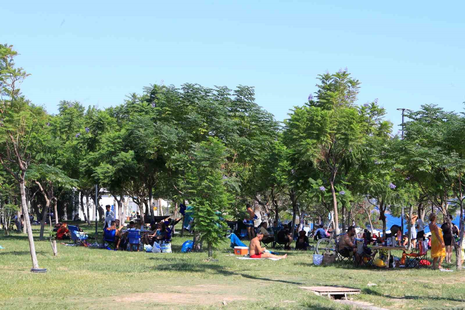 Termometreler 37 dereceyi gösterdi, yazın son günlerinde Antalya sahilleri doldu taştı
