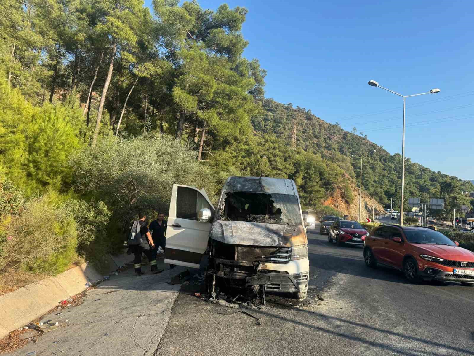 Marmaris’te turistleri taşıyan minibüs alev aldı

