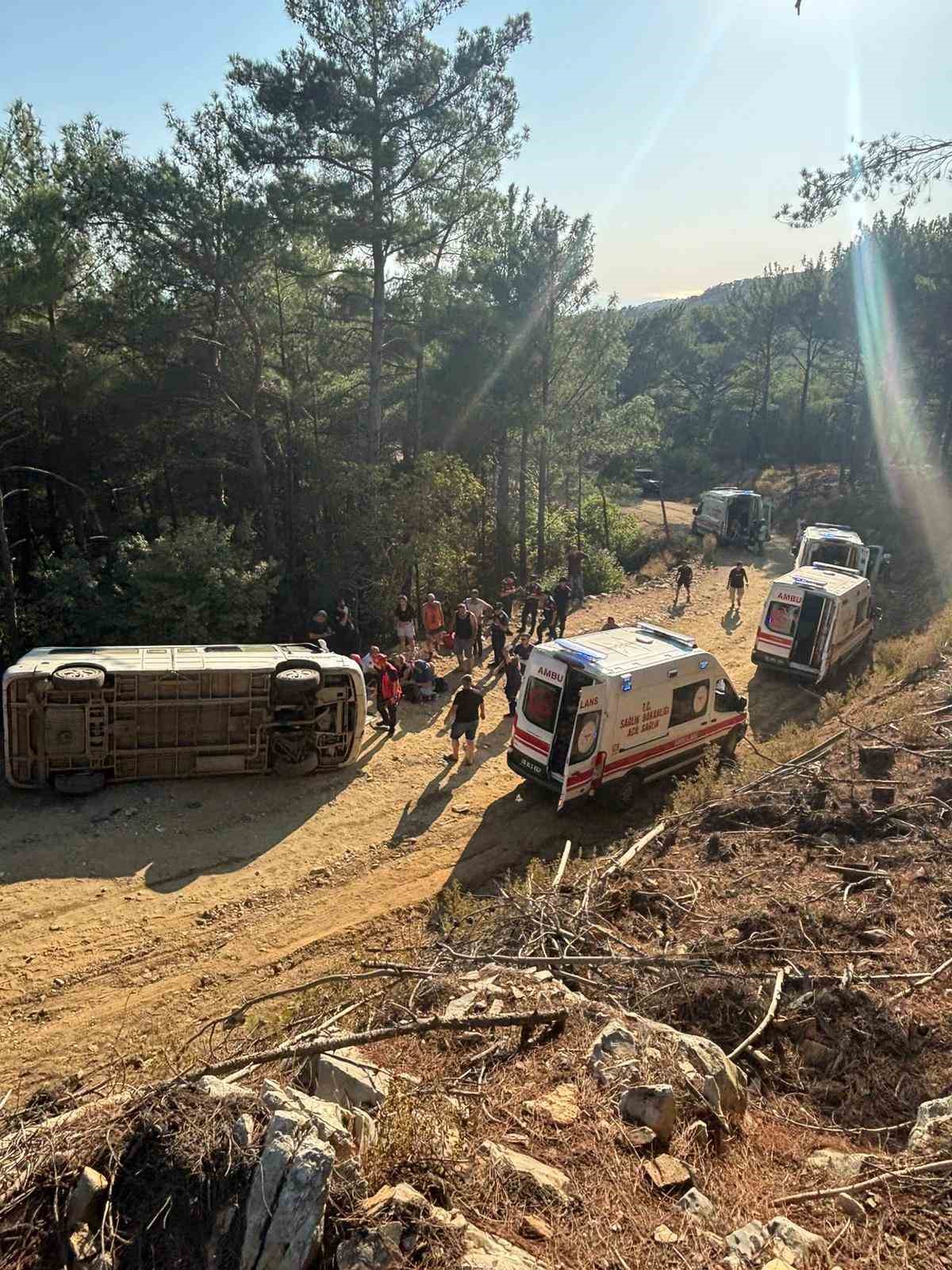 Kazdağları’nda tur minibüsü devrildi: 11 yaralı
