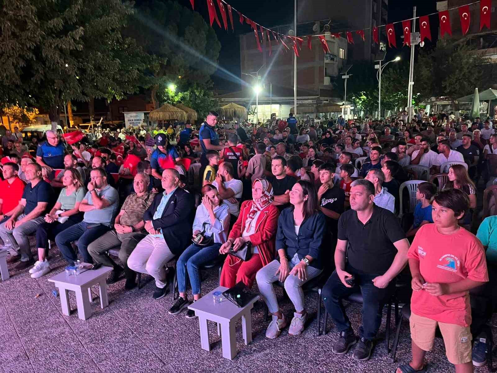 İncirliova’daki vatandaşlar, A Milli Basketbol Takımı maçını dev ekranda izledi