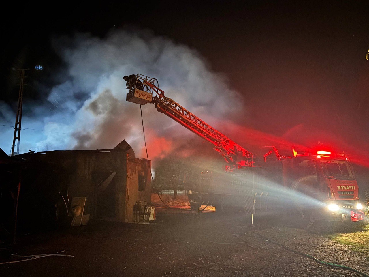 Erzincan&rsquo;da m&uuml;ştemilat alevlere teslim oldu
